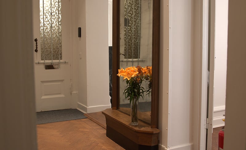 zooma-entrance-flowers